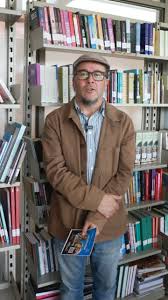 Cristian Muñoz presentando un libro